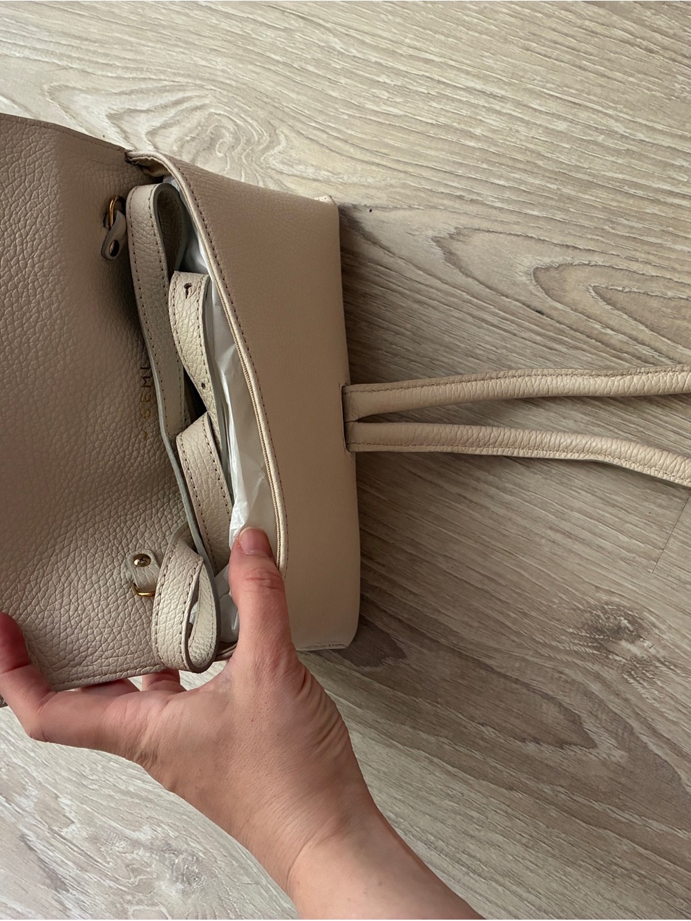 M.Gemi- The Francesca tumbled leather wristlet with detachable strap in Ecru - Picture 4 of 12